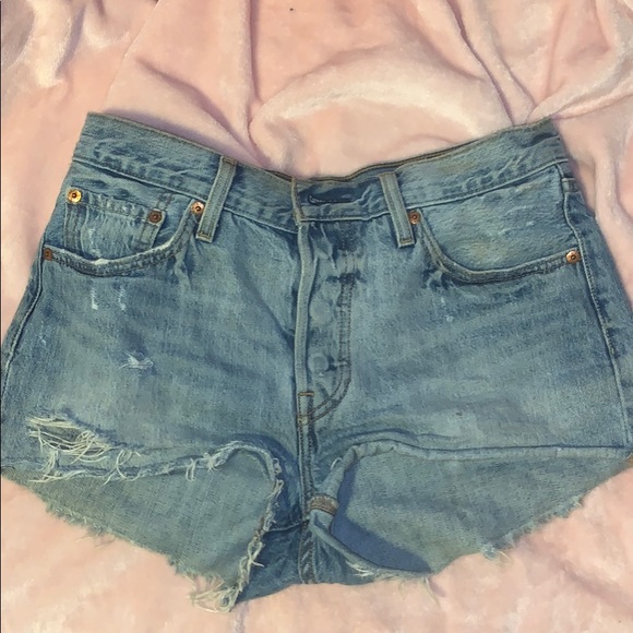 LEVIS High Rise Jean Shorts - Picture 4 of 4